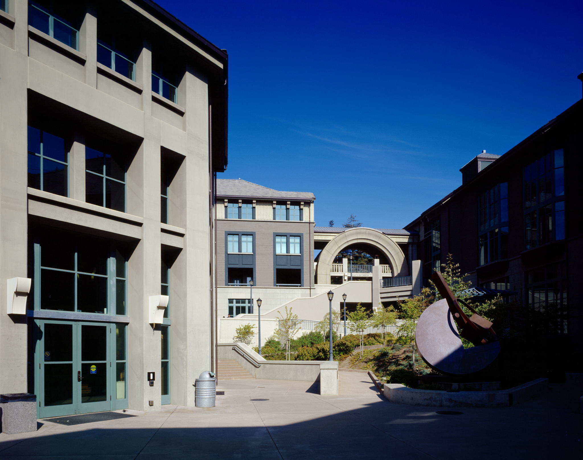 Haas School of Business courtyard. Photo by Alan Nyiri, courtesy of the Atkinson Photographic Archive