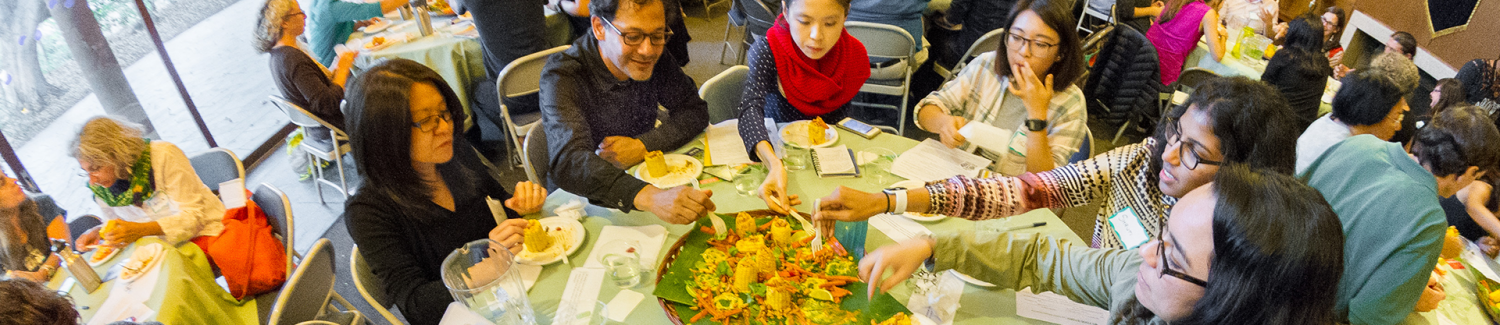 Students and faculty sharing a meal at the Decolonizing Foodways event. Photo by Jonathan Fong.
